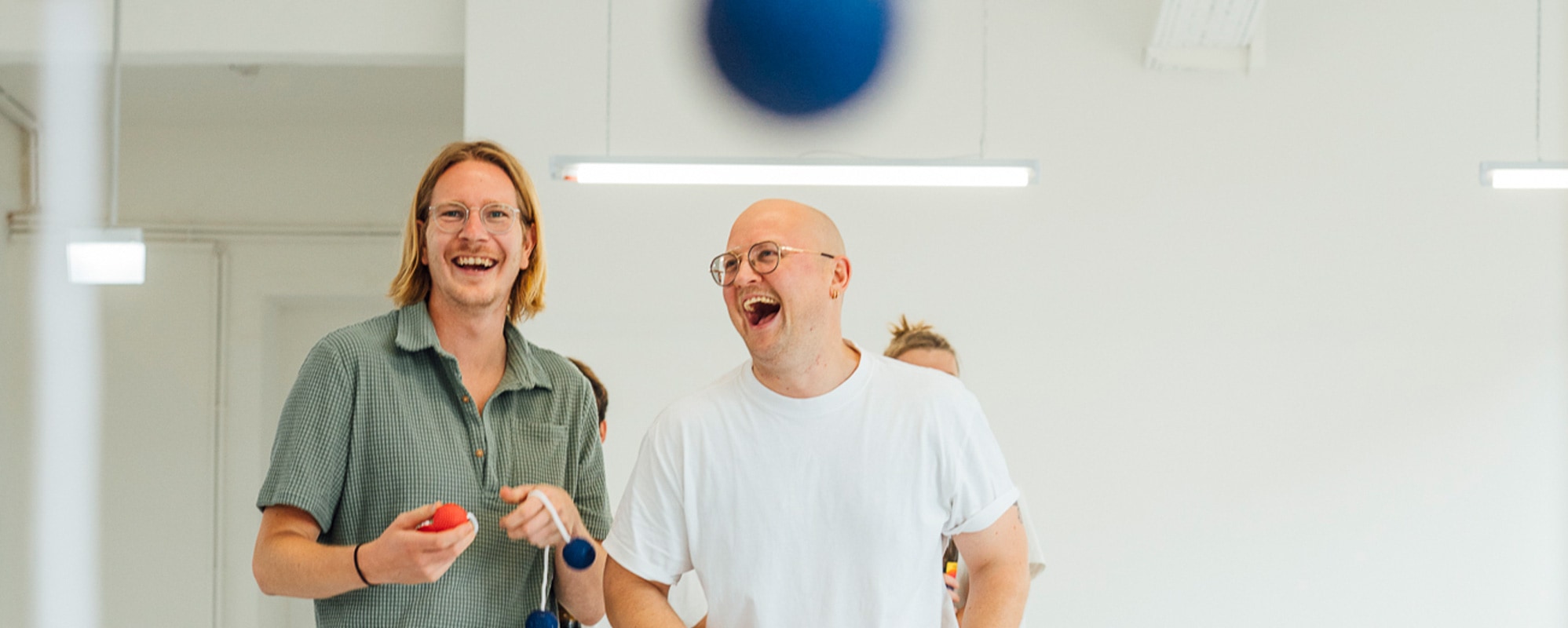 Zwei lachende Männer genießen Tischspiele bei einem Junggesellenabschied, organisiert von Your Showdown GmbH