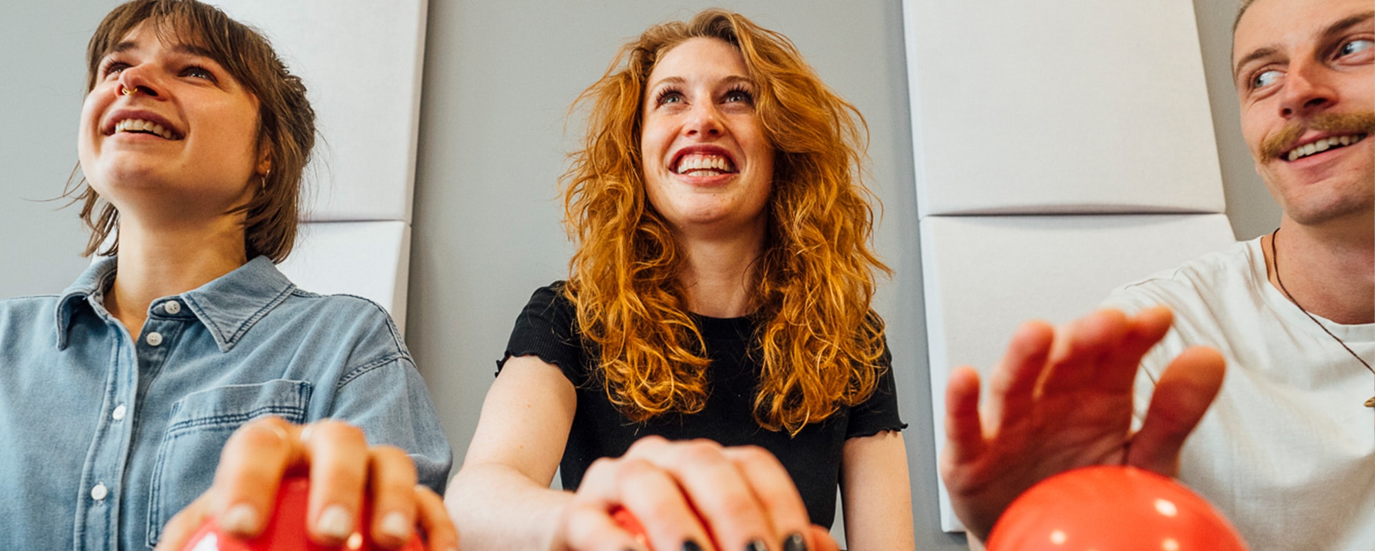 Entspannte und lachende Kunden bei einem Teamevent von Your Showdown mit Quiz-Buzzern.